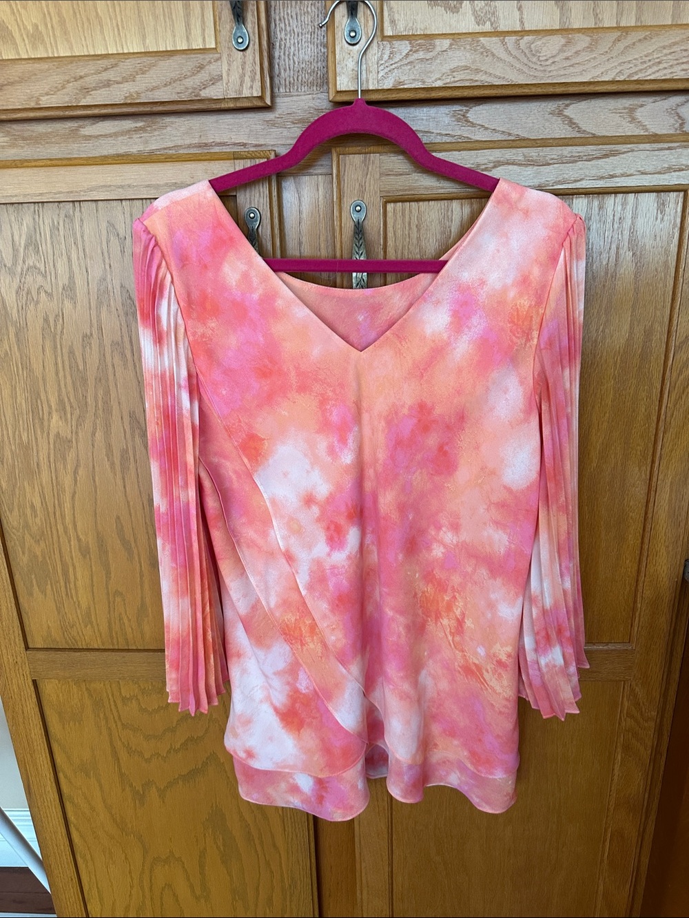 Women's Pink Tie-Dye V-Neck Blouse with Pleated Sleeves